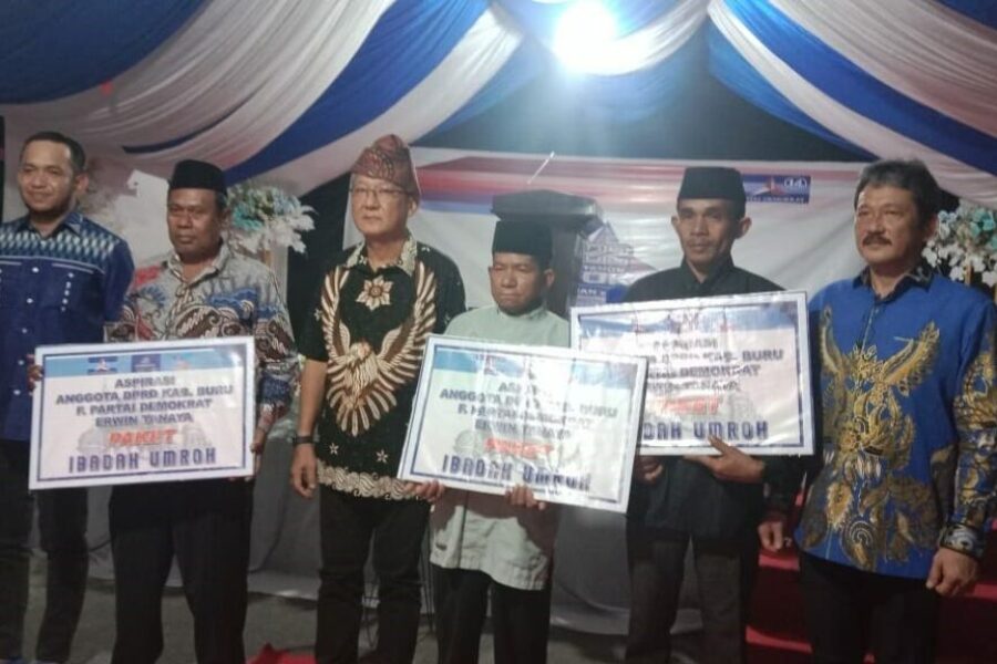 Pemberian Paket Umroh Dari Partai Demokrat Kabupaten Buru Kepada Tiga Orang Masyarakat Dari 2 Kecamatan Yang Ada Di Buru