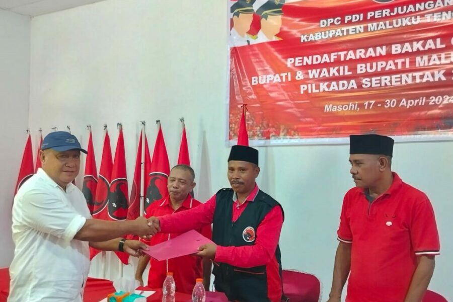 Rony Hetharia Mewakili Muhammad Marasabessy Ambil Formulir Pendaftaran Di PDI Perjuangan Malteng