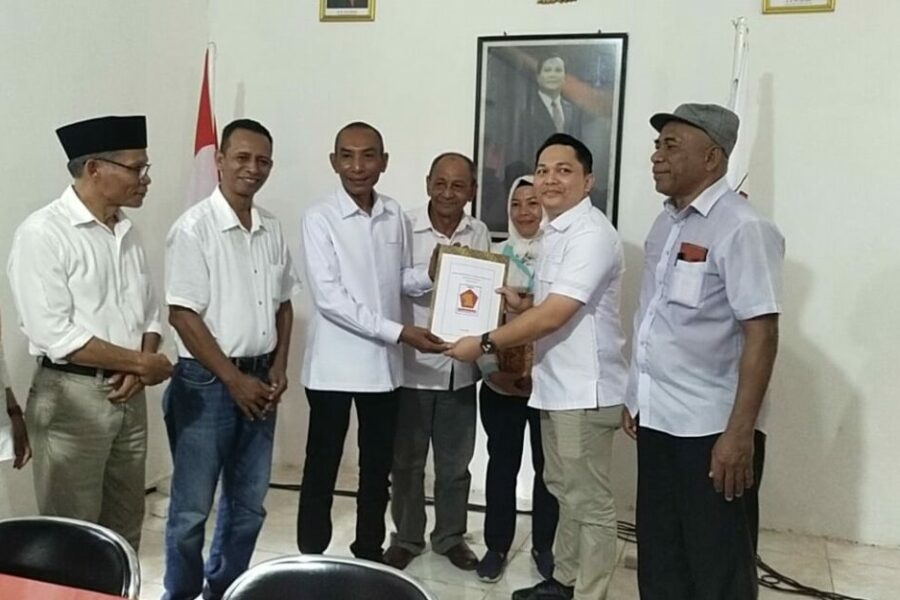 Andi Munaswir Mendaftar Dengan Mengembalokan Formulir Balon Bupati Maluku Tengah Di Partai Gerindra Malteng