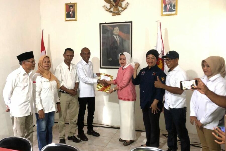Mirati Dewaningsi Mengembalikan Formulir Pendaftaran Balon Bupati Malteng Di Partai Gerindra
