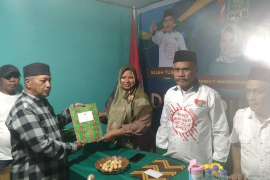 Perwakilan Muhammad Marasabessy Ambil Formulir Bacalon Bupati Malteng Di PKB (1)